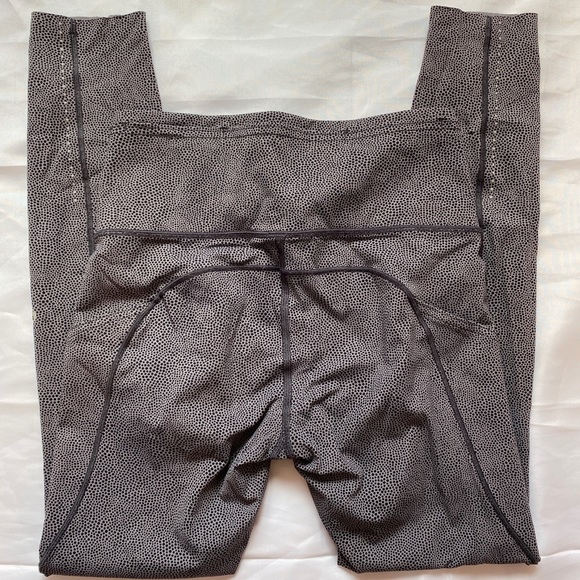 Fast & free lululemon leggings size 4 - Picture 3 of 4